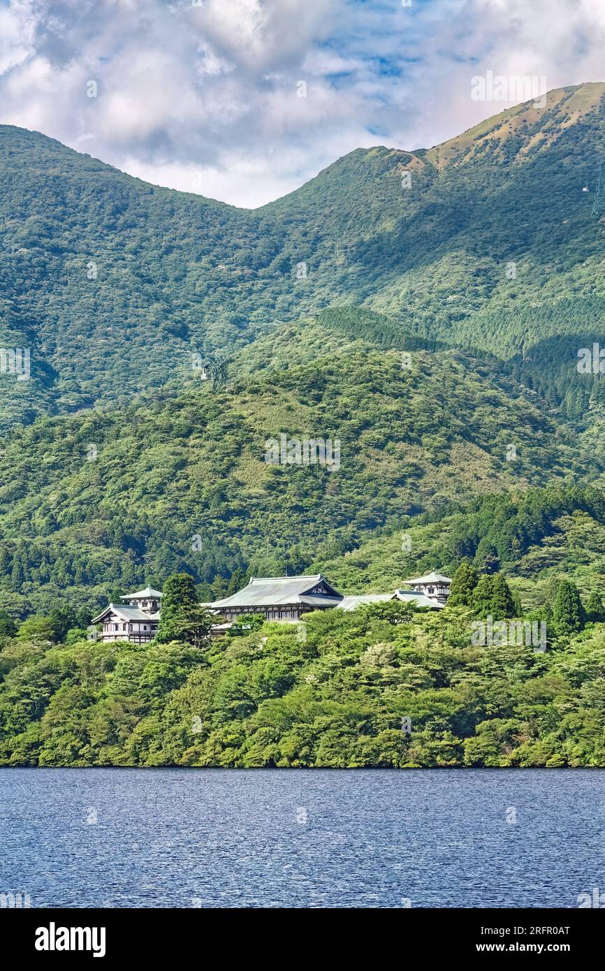 Architecture japonaise traditionnelle sur les rives du lac Hakone, un lac de cratère formé dans un volcan éteint dans la caldeira du mont Hakone Banque D'Images