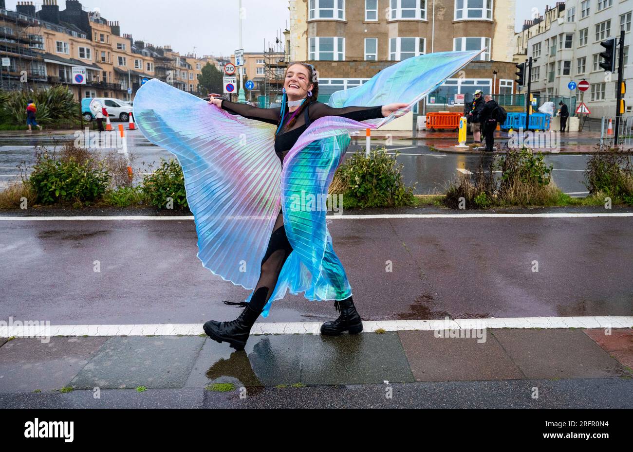 Brighton Royaume-Uni 5 août 2023 - des milliers de personnes participent à la Brighton & Hove Pride Parade malgré le temps épouvantable causé par la tempête Antoni qui bat les arts de la Grande-Bretagne aujourd'hui avec des vents forts et de la pluie : Credit Simon Dack / Alamy Live News Banque D'Images