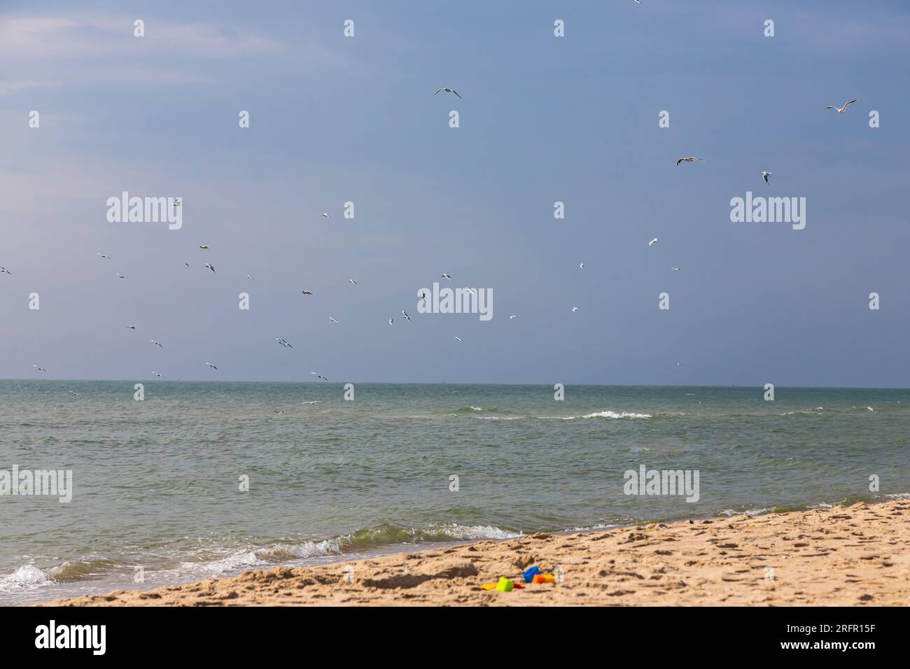 Une grande et forte onde de tempête de couleur turquoise avec des éclaboussures de mousse blanche coule et se brise sur le rivage. Banque D'Images