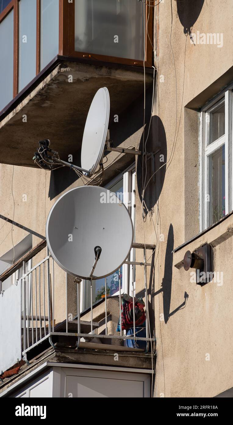 TV satellite parabolique antenne attachée au mur de la maison. Banque D'Images
