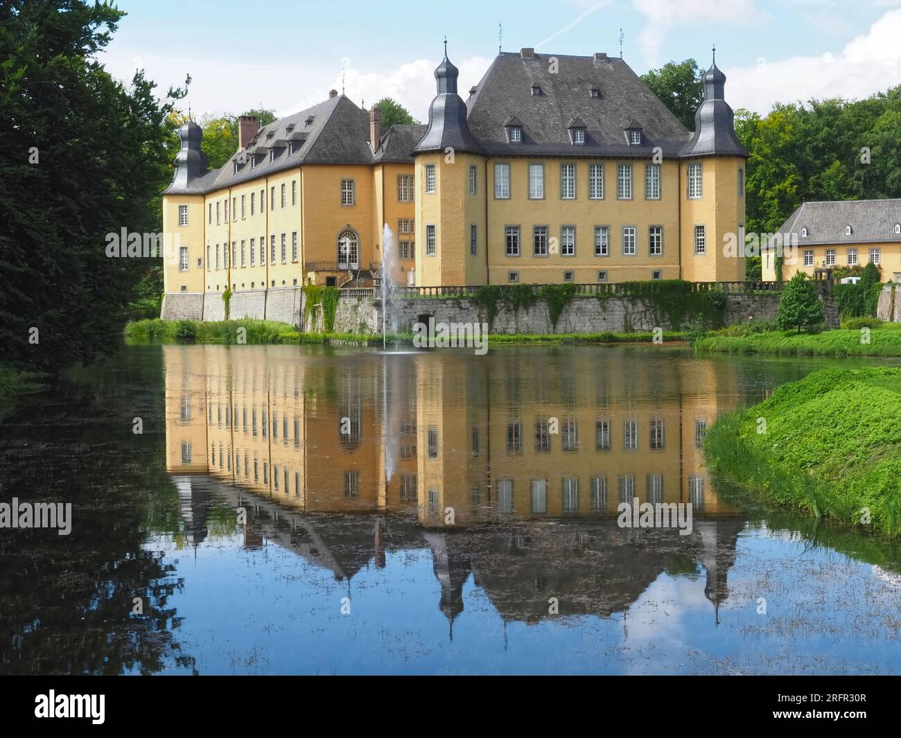 Belle eau jaune allemand château Schloss Dyck Banque D'Images