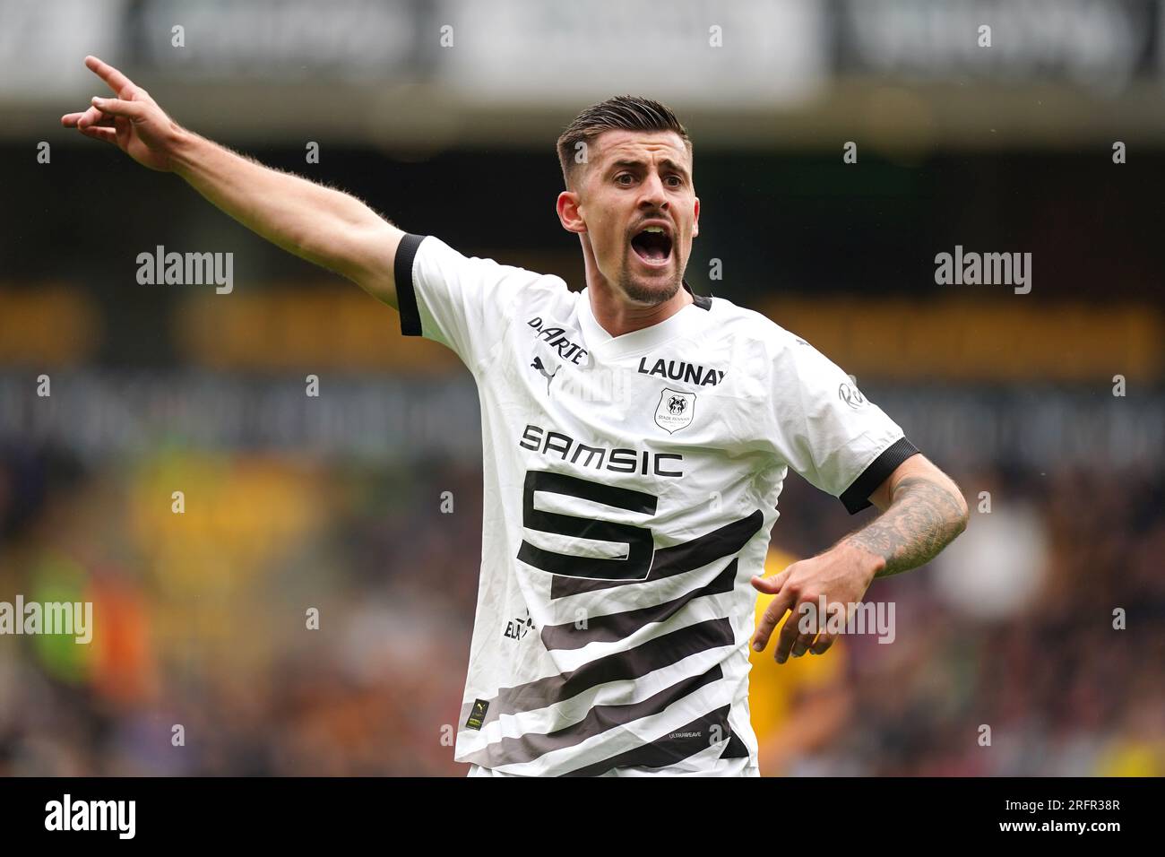 Baptiste Santamaria du Stade Rennais en action lors du match amical de pré-saison au Molineux Stadium, Wolverhampton. Date de la photo : Samedi 5 août 2023. Banque D'Images Baptiste Santamaria du Stade Rennais en action lors du match amical de pré-saison au Molineux Stadium, Wolverhampton. Date de la photo : Samedi 5 août 2023. Banque D'Images