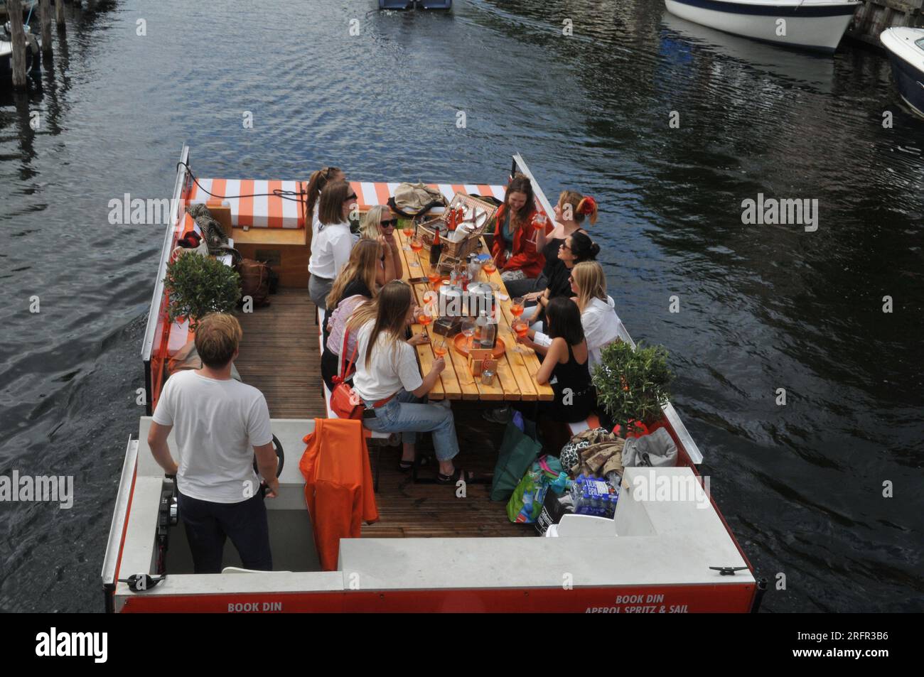 Copenhague /Danemark / 05 août 2023,/les gens profitent de la journée en petits bateaux de croisière et petit dans le canal christianshavn sur l'île d'Amager dans la capitale. (Photo.Francis Dean/Dean Pictures) Banque D'Images