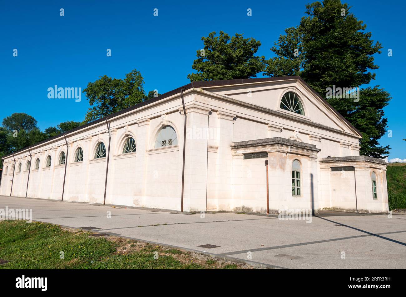 Le long bâtiment blanc avec de grandes fenêtres en forme d'arc est le Padiglione Panini - ex Cavallerizza ( Pavillon Panini - ancienne femme à cheval) sur Piazzale Banque D'Images