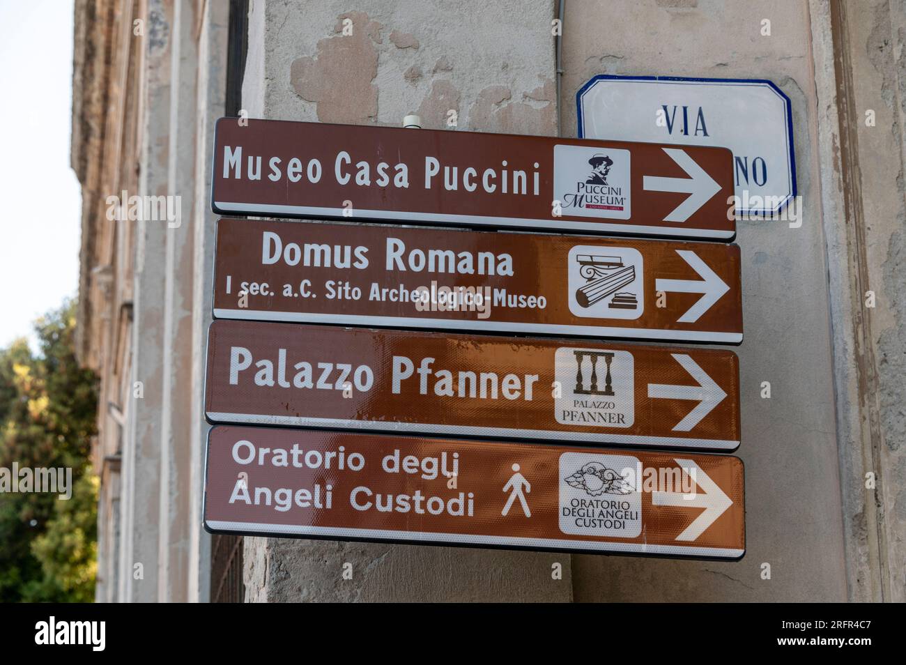 Un panneau marron de direction touristique , indiquant les directions vers les attractions touristiques locales dans la ville de Lucca dans la région Toscane de l'Italie Banque D'Images