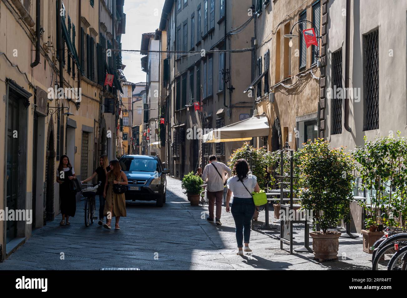 L'une des nombreuses rues principales médiévales étroites, populaire auprès des touristes est via S.Padino dans la ville de Lucca dans la région toscane de l'Italie. Banque D'Images