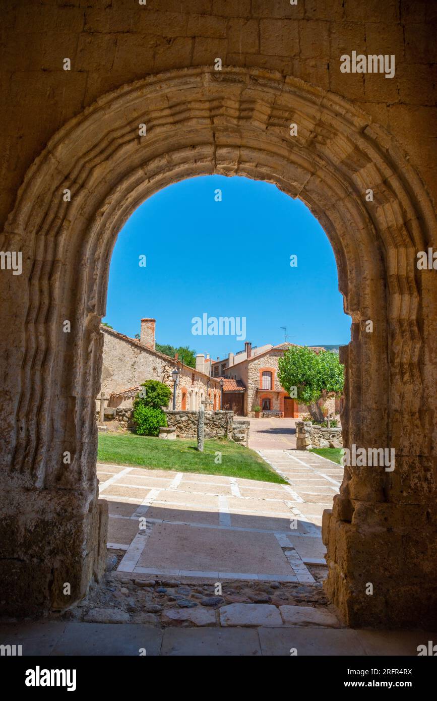 Portique de l'église San Miguel. Sotosalbos, province de Ségovie, Castilla Leon, Espagne. Banque D'Images