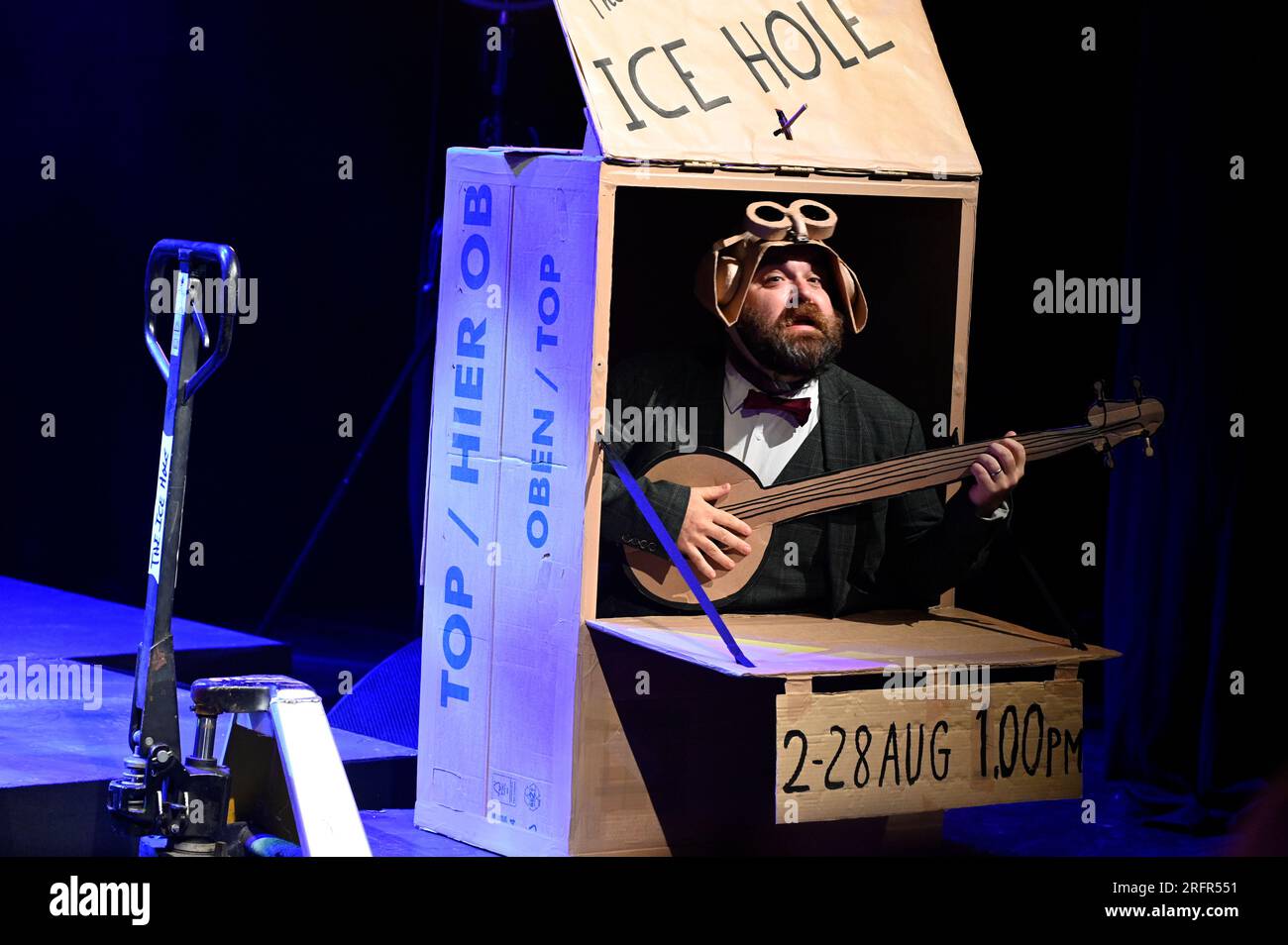 Édimbourg, Écosse, Royaume-Uni. 5 août 2023. Edinburgh Fringe : Gala d'ouverture de Pleasance avec performances au Pleasance Grand. Le trou de glace : une comédie en carton. Crédit : Craig Brown/Alamy Live News Banque D'Images