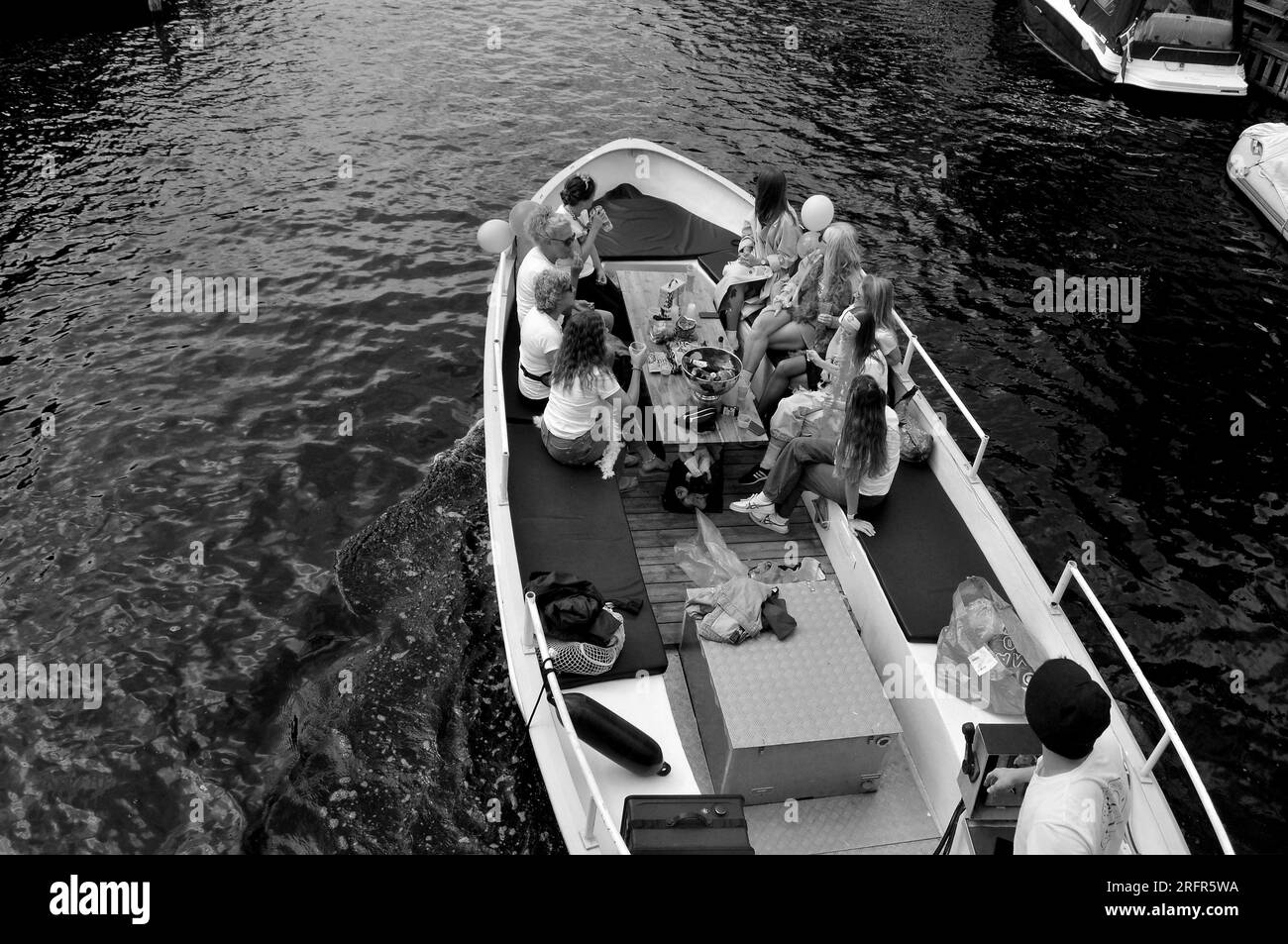 Copenhague /Danemark / 05 août 2023,/les gens profitent de la journée en petits bateaux de croisière et petit dans le canal christianshavn sur l'île d'Amager dans la capitale. (Photo.Francis Dean/Dean Pictures) Banque D'Images