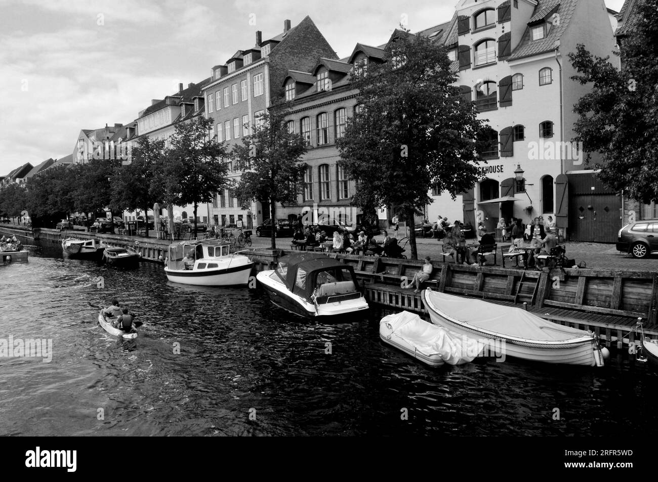 Copenhague /Danemark / 05 août 2023,/les gens profitent de la journée en petits bateaux de croisière et petit dans le canal christianshavn sur l'île d'Amager dans la capitale. (Photo.Francis Dean/Dean Pictures) Banque D'Images