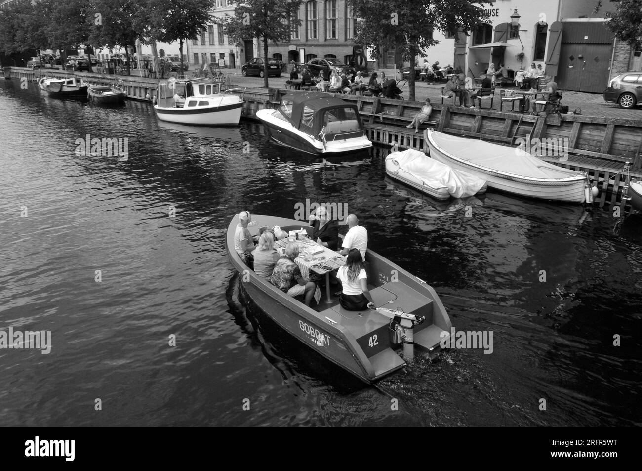 Copenhague /Danemark / 05 août 2023,/les gens profitent de la journée en petits bateaux de croisière et petit dans le canal christianshavn sur l'île d'Amager dans la capitale. (Photo.Francis Dean/Dean Pictures) Banque D'Images