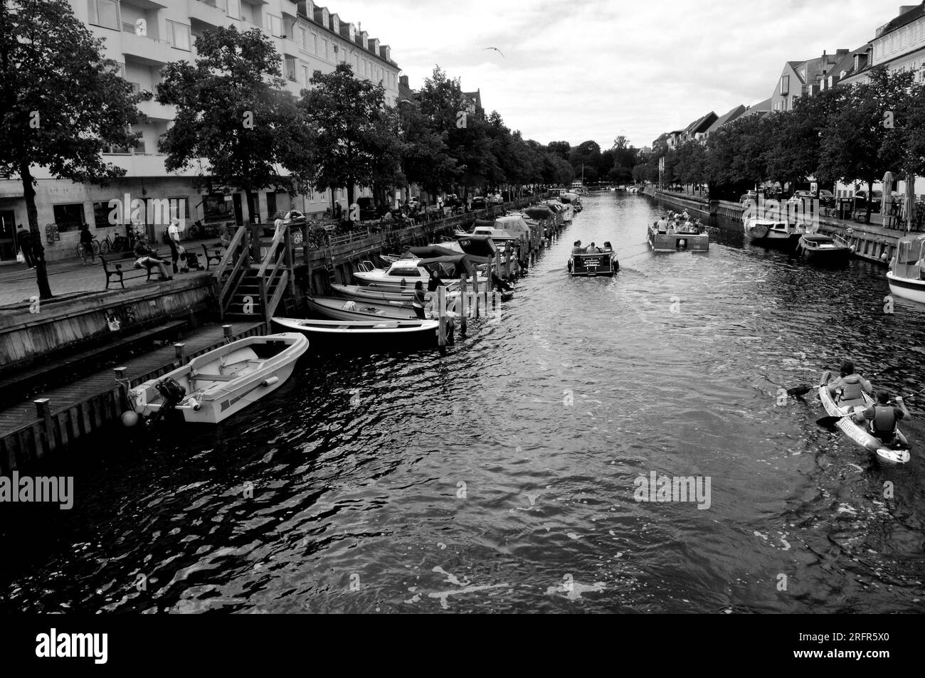 Copenhague /Danemark / 05 août 2023,/les gens profitent de la journée en petits bateaux de croisière et petit dans le canal christianshavn sur l'île d'Amager dans la capitale. (Photo.Francis Dean/Dean Pictures) Banque D'Images