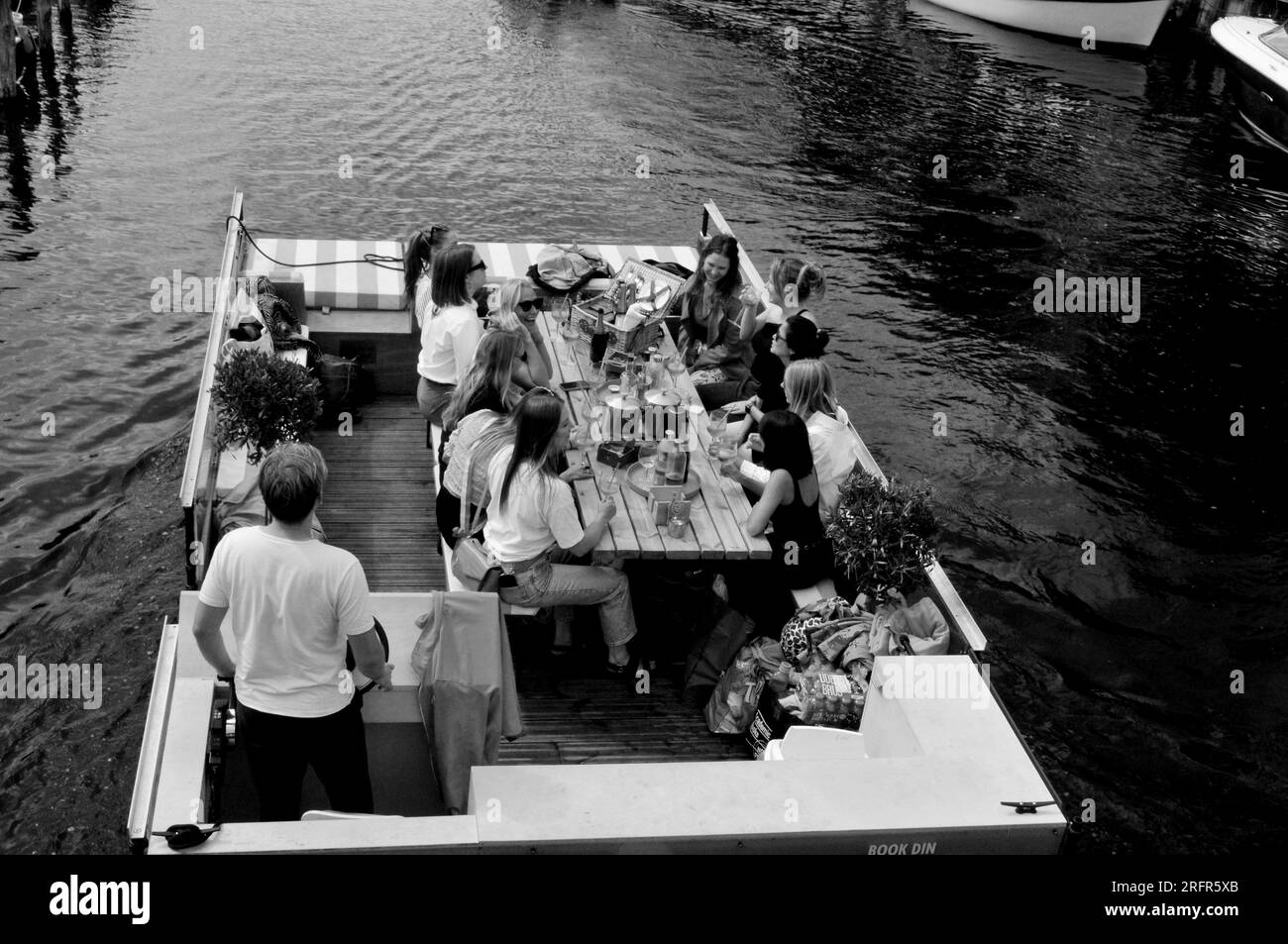 Copenhague /Danemark / 05 août 2023,/les gens profitent de la journée en petits bateaux de croisière et petit dans le canal christianshavn sur l'île d'Amager dans la capitale. (Photo.Francis Dean/Dean Pictures) Banque D'Images