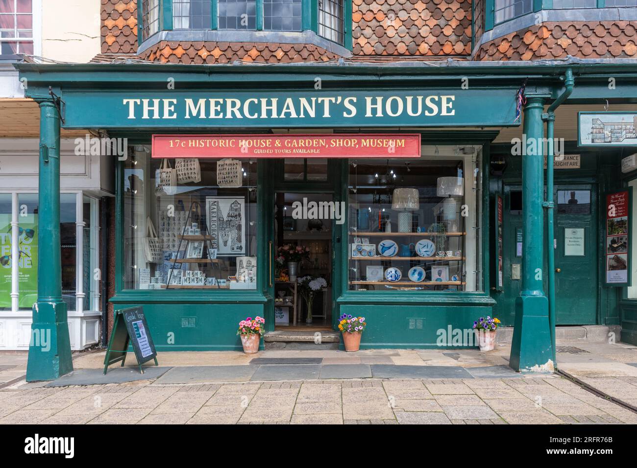 La Merchain’s House, un bâtiment du 17e siècle maintenant un musée, une boutique et une attraction touristique à Marlborough, Wiltshire, Angleterre, Royaume-Uni Banque D'Images