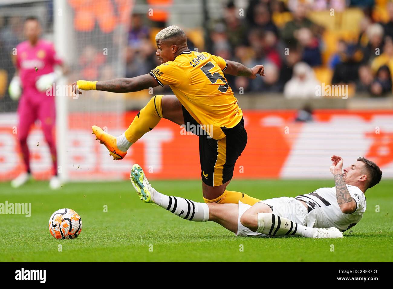 Mario Lemina des Wolverhampton Wanderers (à gauche) et Baptiste Santamaria du Stade Rennais se disputent le ballon lors du match amical de pré-saison au Molineux Stadium, Wolverhampton. Date de la photo : Samedi 5 août 2023. Banque D'Images Mario Lemina des Wolverhampton Wanderers (à gauche) et Baptiste Santamaria du Stade Rennais se disputent le ballon lors du match amical de pré-saison au Molineux Stadium, Wolverhampton. Date de la photo : Samedi 5 août 2023. Banque D'Images