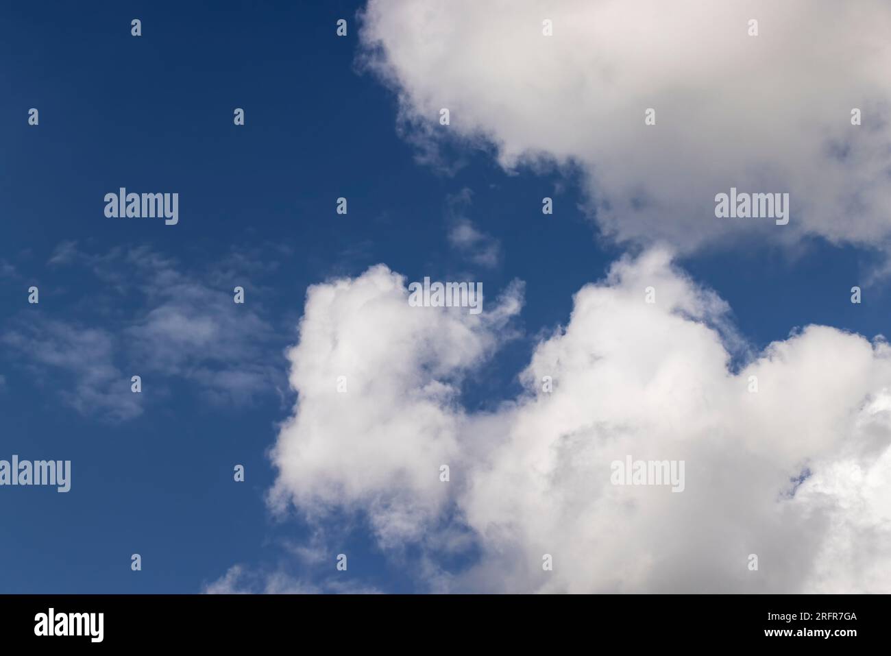 Nuages flottant à travers le ciel dans la journée, nuages blancs se déplaçant du vent en hauteur Banque D'Images