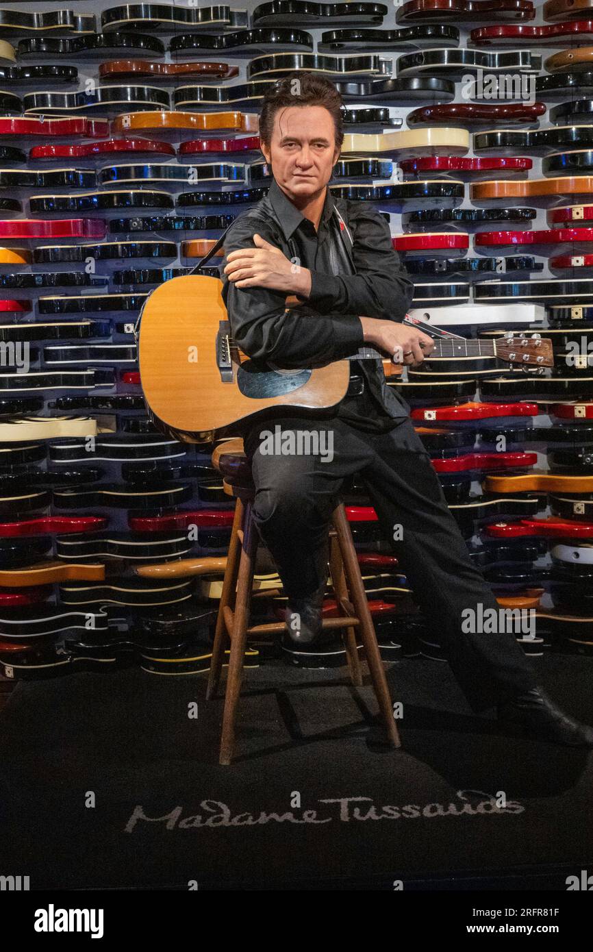 Johnny Cash, statue de cire Madame Tussauds, se tient devant le mur de guitare au Hard Rock Cafe à Times Square 2023, New York City, États-Unis Banque D'Images