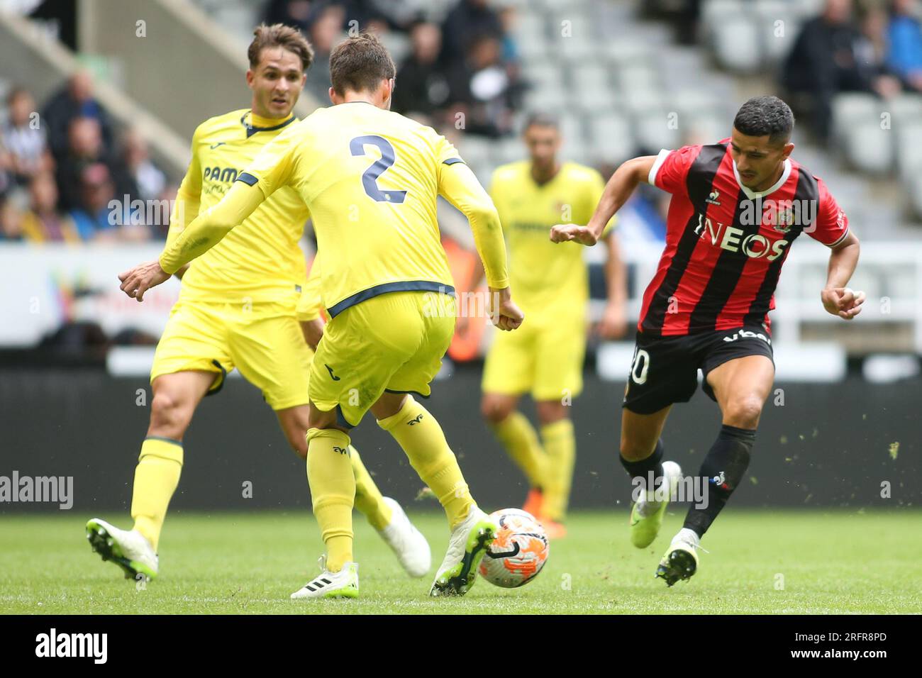 Youcef Atal de l'OGC Nice affronte les défenseurs de Villarreal lors du match de la coupe Sela entre OCG Nice et Villareal CF à St. James's Park, Newcastle le samedi 5 août 2023. (Photo : Michael Driver | MI News) crédit : MI News & Sport / Alamy Live News Banque D'Images
