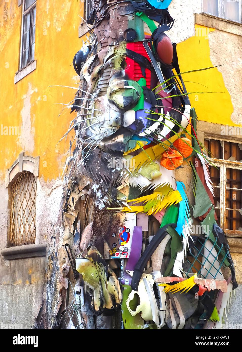 Demi-sculpture de lapin par Bordalo II à Gaia près de Porto, Portugal Banque D'Images