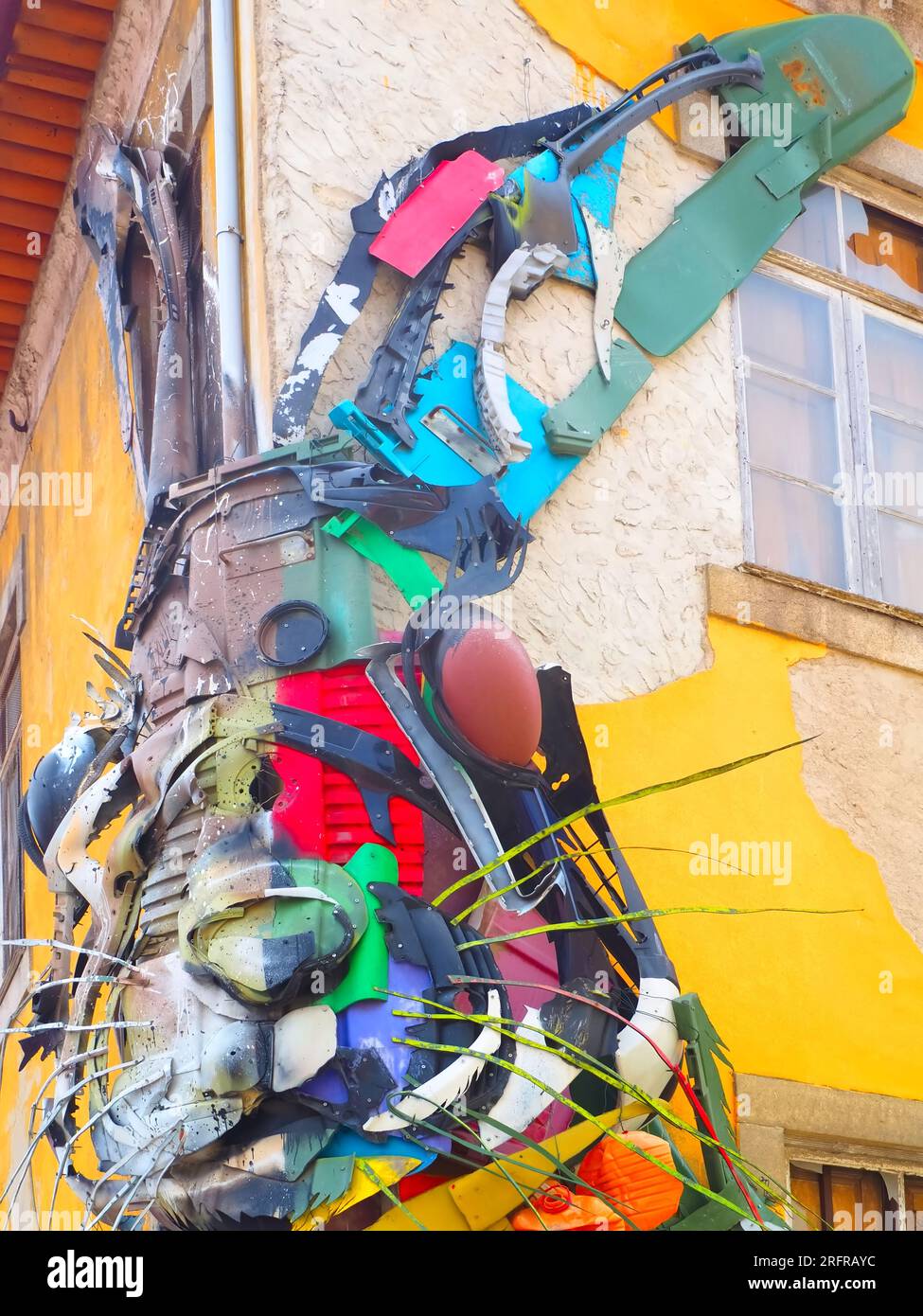 Demi-sculpture de lapin par Bordalo II à Gaia près de Porto, Portugal Banque D'Images