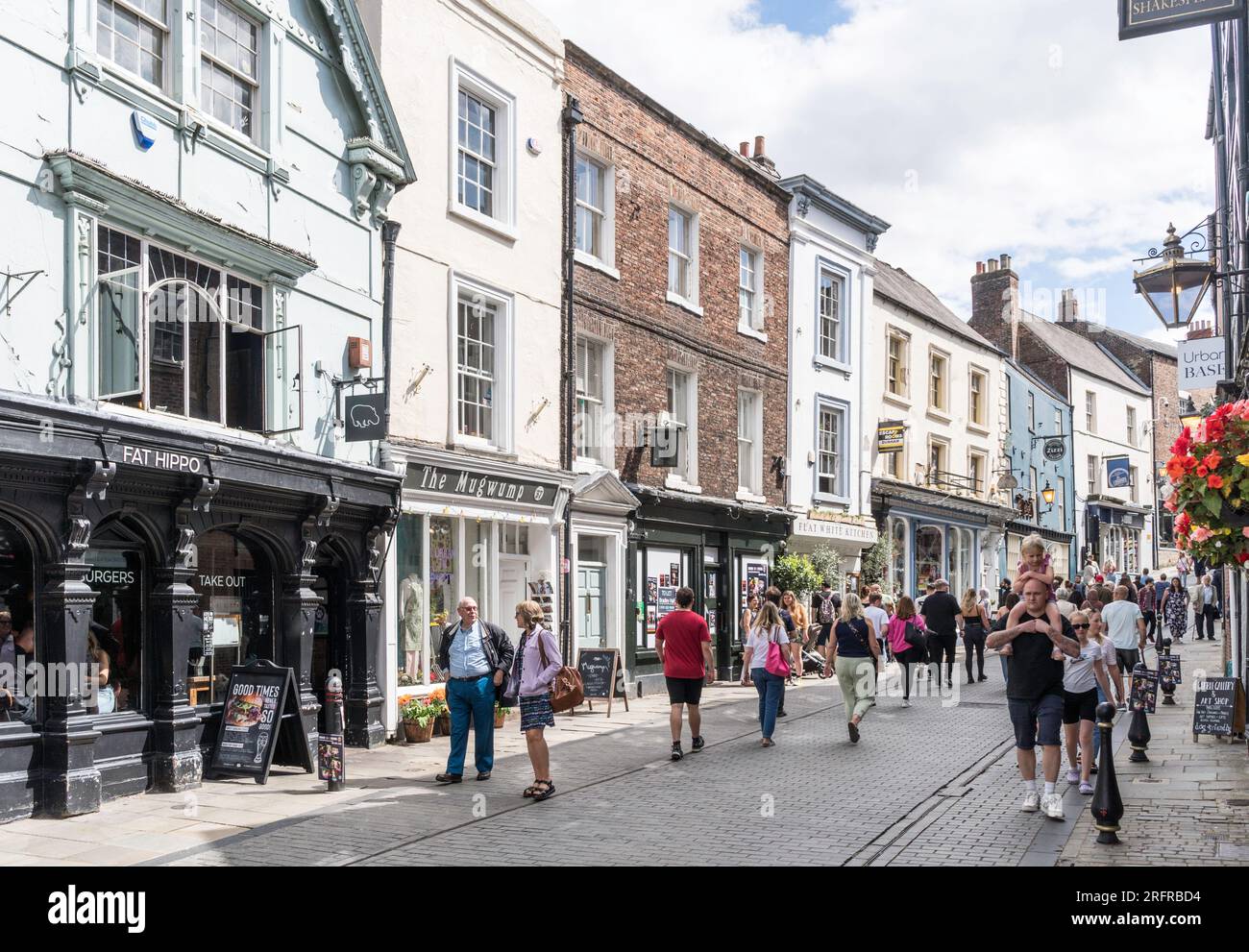 Personnes marchant le long de Saddler Street dans le centre-ville de Durham, Angleterre, Royaume-Uni Banque D'Images