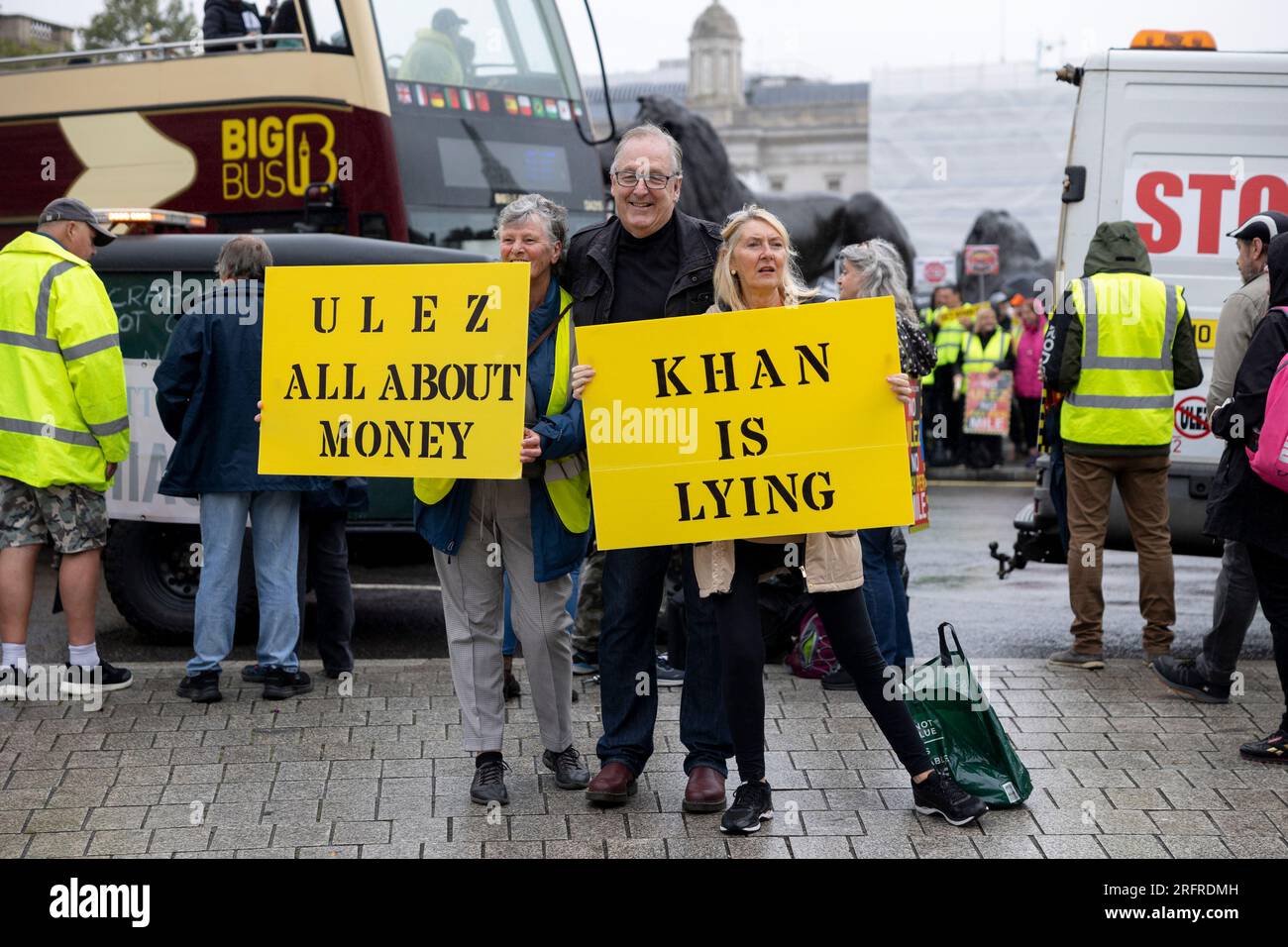 Londres, Royaume-Uni. 05 août 2023. Des manifestants vus prendre des photos avec Howard Cox, fondateur de la campagne Fair Fuel UK et candidat à la mairie de Londres pour l'ancien parti du Brexit, Reform UK. Des manifestants se sont rassemblés dans le centre de Londres pour protester contre la presse avant l'expansion de la zone à ultra-faibles émissions (ULEZ) par le maire de Londres Sadiq Khan. Crédit : SOPA Images Limited/Alamy Live News Banque D'Images