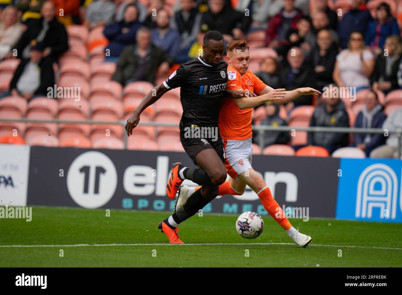 Sonny Carey #10 de Blackpool rivalise pour le ballon avec Rakeem Harper #8 de Burton de Burton Albion lors du match Sky Bet League 1 Blackpool vs Burton Albion à Bloomfield Road, Blackpool, Royaume-Uni, le 5 août 2023 (photo de Steve Flynn/News Images) Banque D'Images