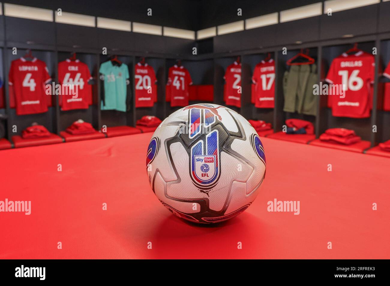 Aujourd'hui Puma Sky Bet EFL match ball lors du match Sky Bet League 1 Barnsley vs Port Vale à Oakwell, Barnsley, Royaume-Uni. 5 août 2023. (Photo de Mark Cosgrove/News Images) dans, le 8/5/2023. (Photo de Mark Cosgrove/News Images/Sipa USA) crédit : SIPA USA/Alamy Live News Banque D'Images