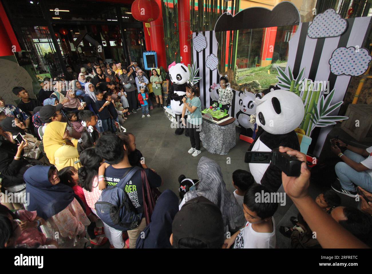 Bogor, Indonésie. 5 août 2023. Les gens assistent à une célébration du 13e anniversaire du panda géant Cai Tao au Taman Safari à Bogor, Java Ouest, Indonésie, le 5 août 2023. Les pandas géants Cai Tao et Hu Chun de la province du Sichuan au sud-ouest de la Chine vivent dans le parc safari depuis 2017. Crédit : Sandika Fadilah/Xinhua/Alamy Live News Banque D'Images