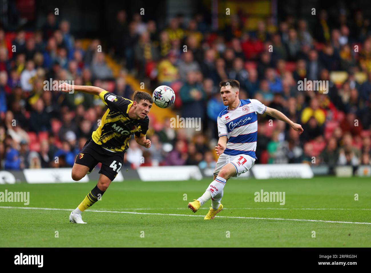 5 août 2023 : Vicarage Road, Watford, Hertfordshire, Angleterre ; EFL Championship football, Watford contre Queens Park Rangers ; Paul Smyth des Queens Park Rangers marquant James Morris de Watford Banque D'Images