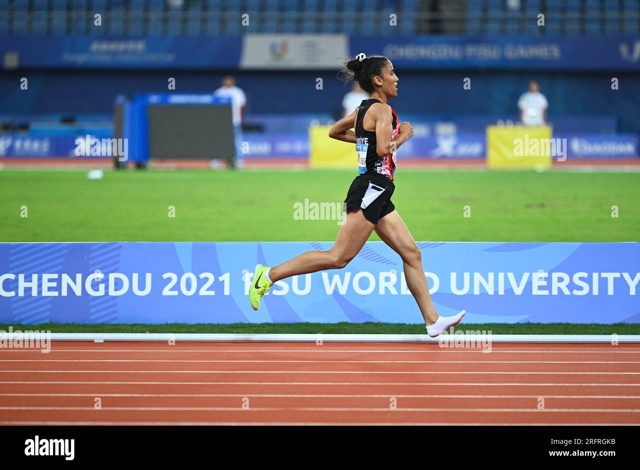 Chengdu, province chinoise du Sichuan. 5 août 2023. Derya Kunur de T¨¹rkiye court avec une seule chaussure lors de la finale du 5000m féminin d'athlétisme aux 31es Jeux mondiaux universitaires d'été de la FISU à Chengdu, dans la province du Sichuan, dans le sud-ouest de la Chine, le 5 août 2023. Crédit : Wang Xi/Xinhua/Alamy Live News Banque D'Images