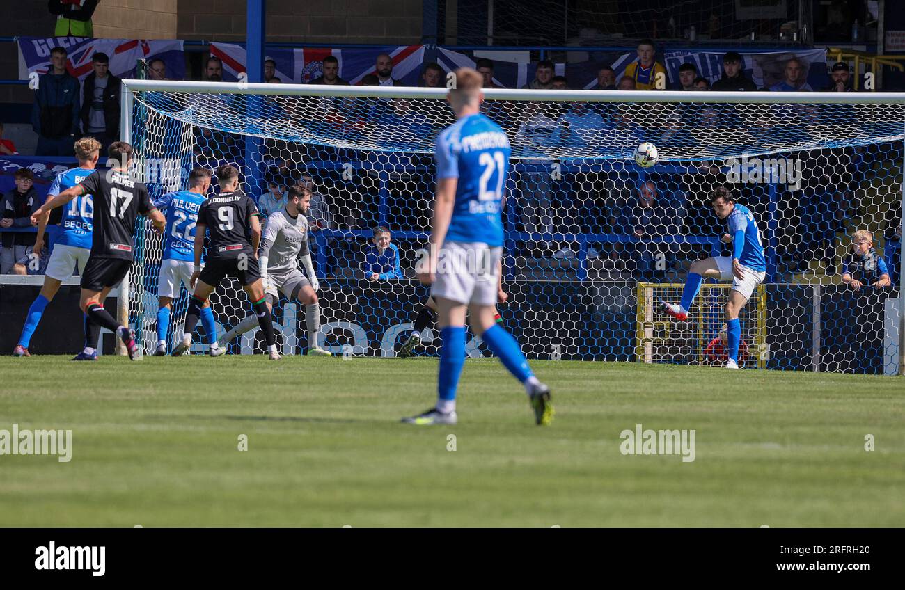 Mourneview Park, Lurgan, comté d'Armagh, Irlande du Nord, Royaume-Uni. 05 août 2023. Sports Direct Premiership – Glenavon v Glentoran, ouverture de la saison Premiership. Action du match d'aujourd'hui à Mourneview Park (Glenavon en bleu). Le défenseur Danny Wallce efface le but-in Glenavon en première mi-temps. Crédit : CAZIMB/Alamy Live News. Banque D'Images