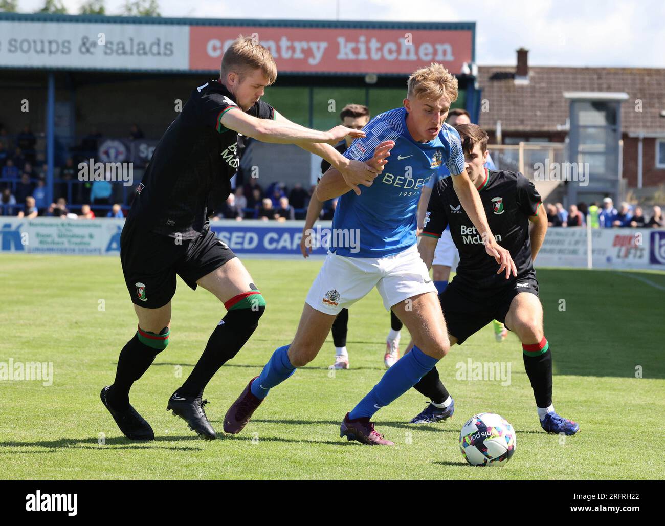 Mourneview Park, Lurgan, comté d'Armagh, Irlande du Nord, Royaume-Uni. 05 août 2023. Sports Direct Premiership – Glenavon v Glentoran, ouverture de la saison Premiership. Action du match d'aujourd'hui à Mourneview Park (Glenavon en bleu). Isaac Baird sur l'attaque pour Glenavon. Crédit : CAZIMB/Alamy Live News. Banque D'Images