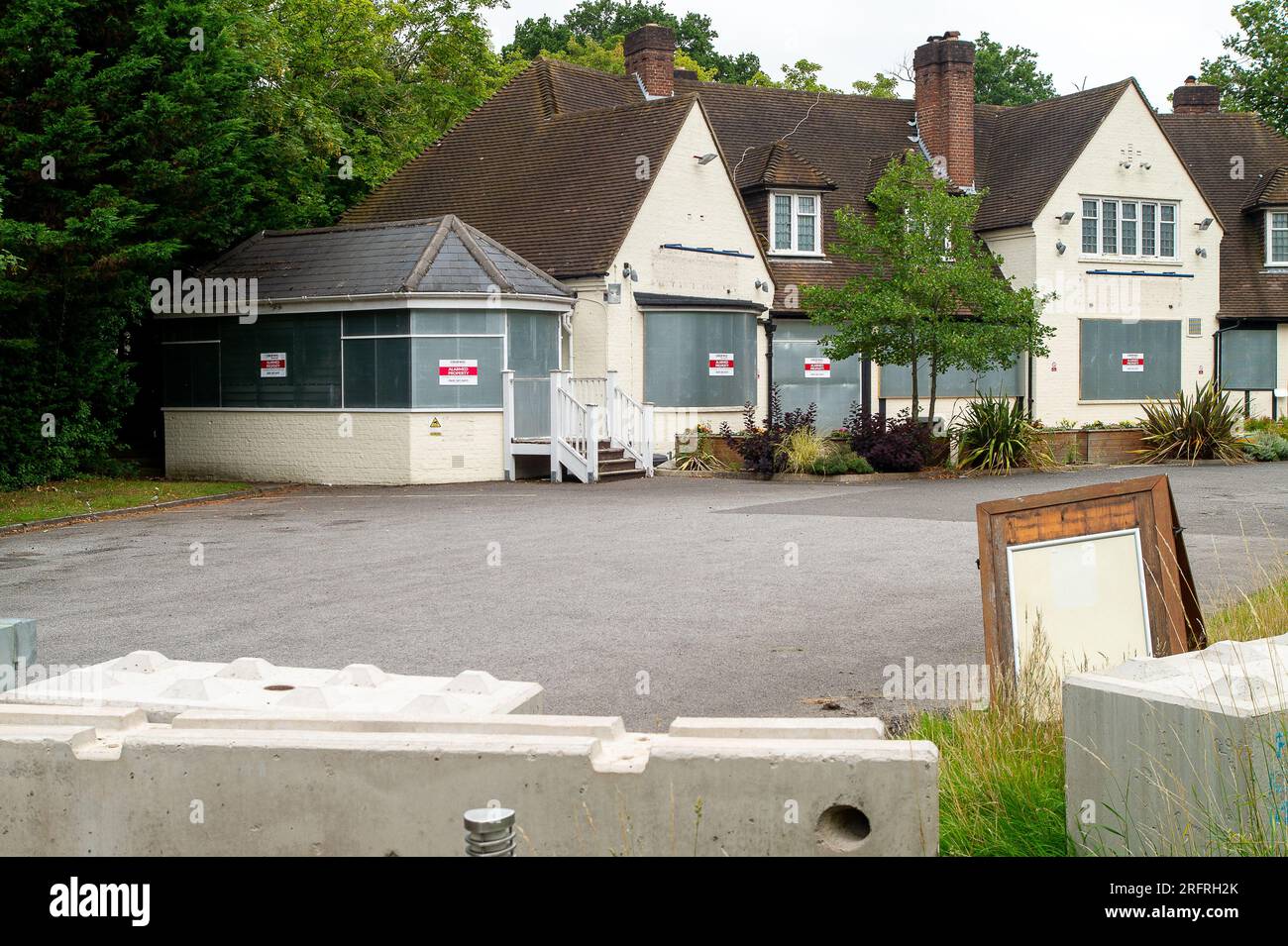 Ascot, Berkshire, Royaume-Uni. 4 août 2023. L'ancien restaurant Loch Fyne Seafood and Grill à Ascot, dans le Berkshire, est maintenant mis en place et la propriété franche est à vendre. Le restaurant Loch Fyne à Ascot a ouvert ses portes en août 2018, mais il a été fermé définitivement. Le restaurant Loch Fyne à Wokingham a également été fermé il y a quelques mois. Loch Fyne appartient à la chaîne de pubs Greene King. Selon leur site web, leurs autres restaurants à Édimbourg, Portsmouth, Woburn et York restent ouverts. Crédit : Maureen McLean/Alamy Live News Banque D'Images