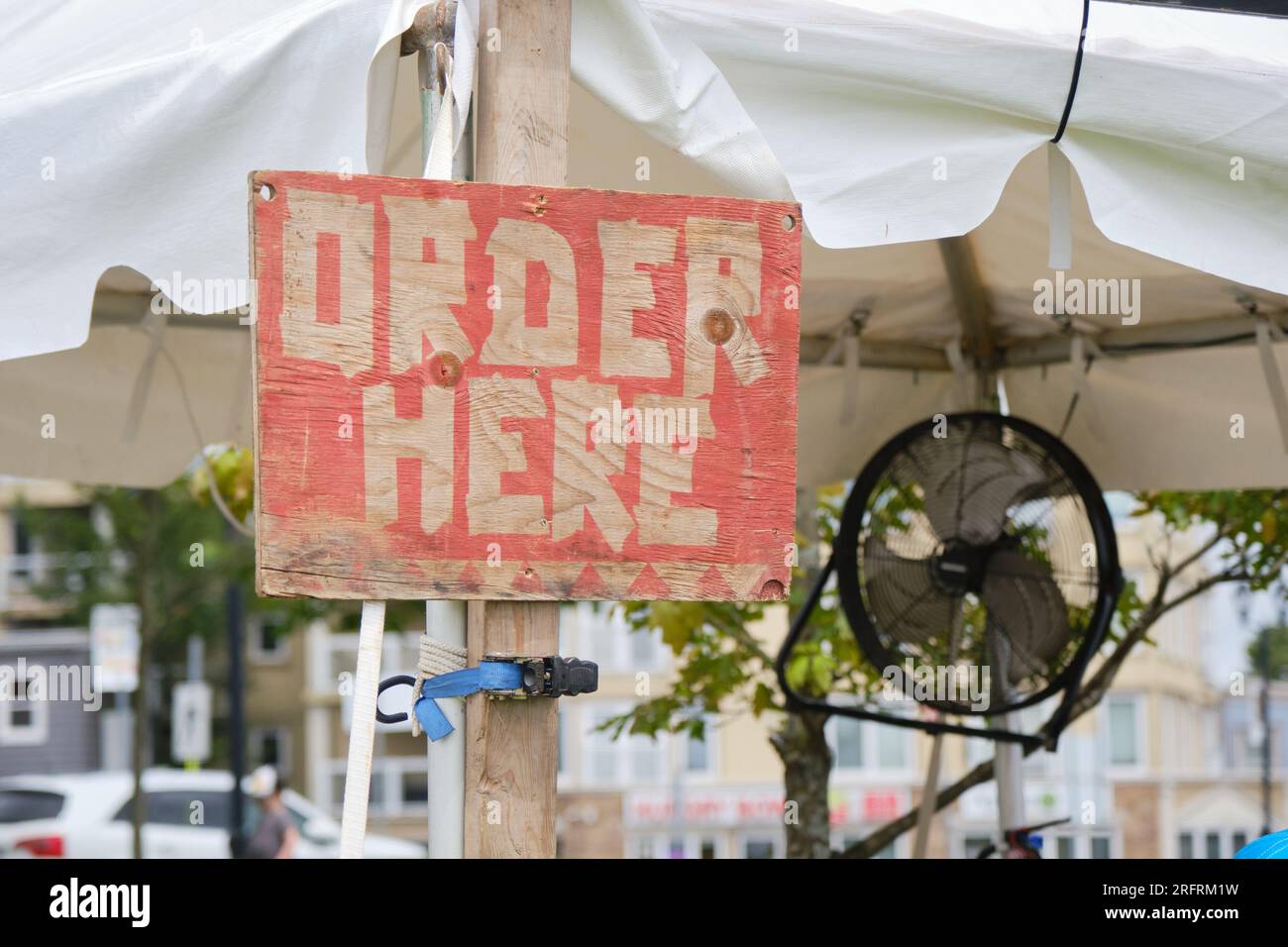 Signez sur le stand de nourriture à la foire : commandez ici Banque D'Images