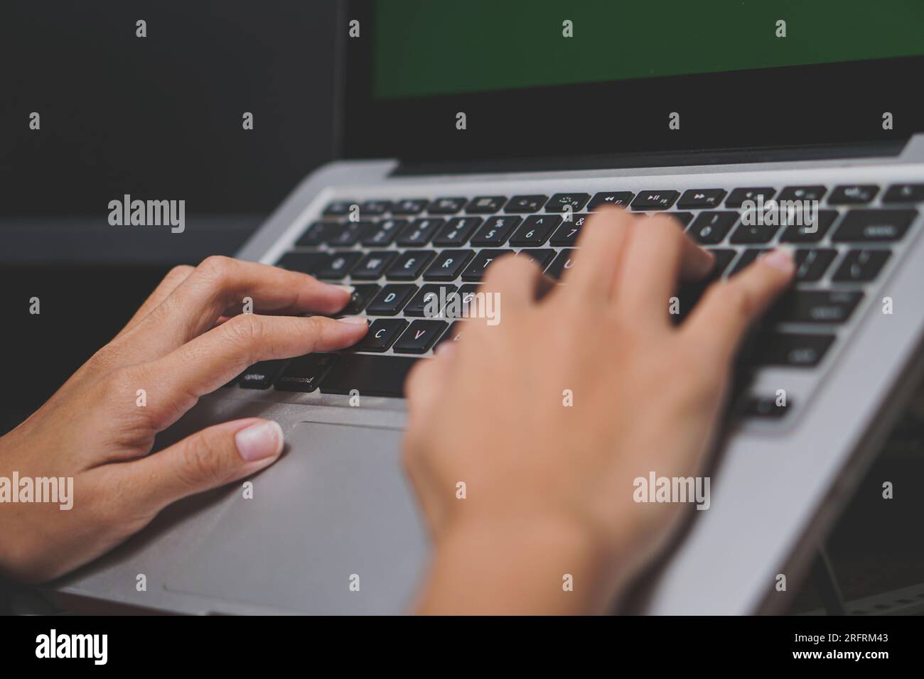 femme travaillant sur ordinateur portable avec fond d'écran d'espace de copie de chroma vert pour le texte publicitaire, espace vide Banque D'Images