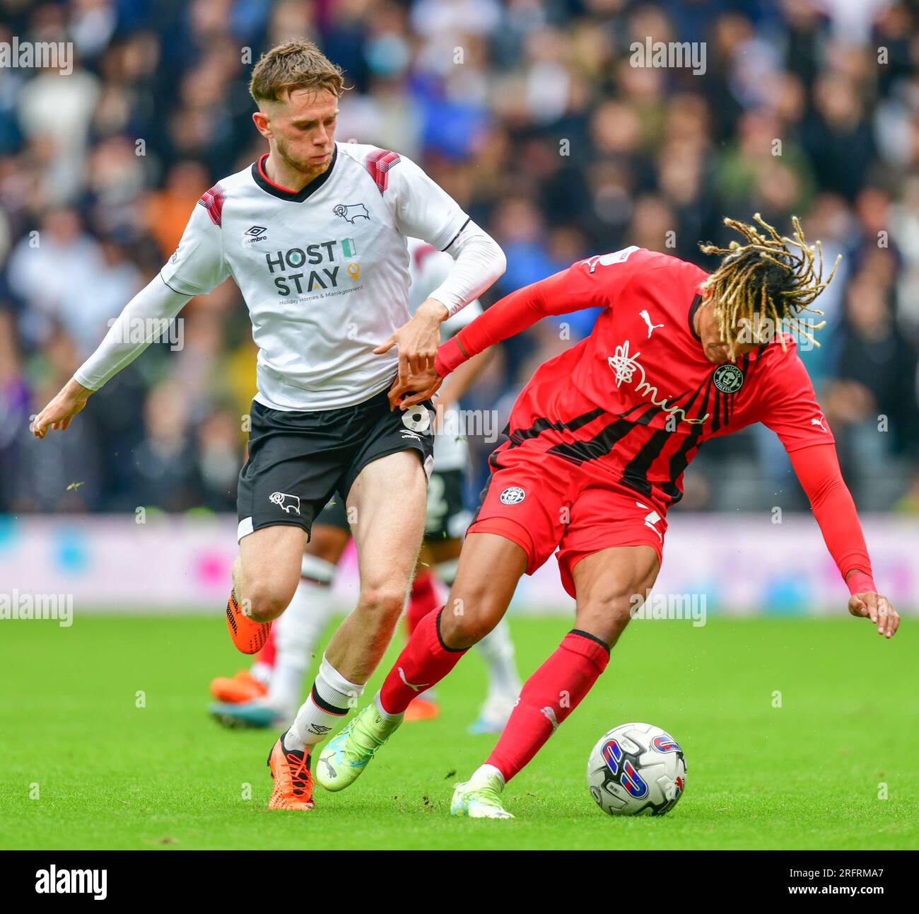 Derby, Royaume-Uni. 05 août 2023. Sean CLARKE (Wigan Athletic) attaque avec le ballon avec Max BIRD (Derby County) en chasse. Lors du match EFL Sky Bet League 1 entre Derby County et Wigan Athletic au Pride Park Stadium, Derby, Angleterre, le 5 août 2023. Photo de Mark Dunn. Usage éditorial uniquement, licence requise pour un usage commercial. Aucune utilisation dans les Paris, les jeux ou les publications d'un seul club/ligue/joueur. Crédit : UK Sports pics Ltd/Alamy Live News Banque D'Images