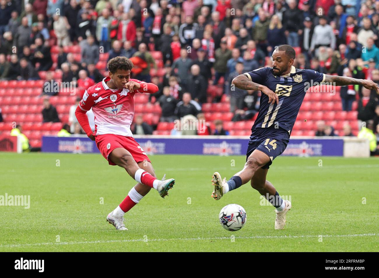 Theo Chapman #38 de Barnsley tire au but lors du match Sky Bet League 1 Barnsley vs Port Vale à Oakwell, Barnsley, Royaume-Uni, le 5 août 2023 (photo de Mark Cosgrove/News Images) dans, le 8/5/2023. (Photo de Mark Cosgrove/News Images/Sipa USA) crédit : SIPA USA/Alamy Live News Banque D'Images