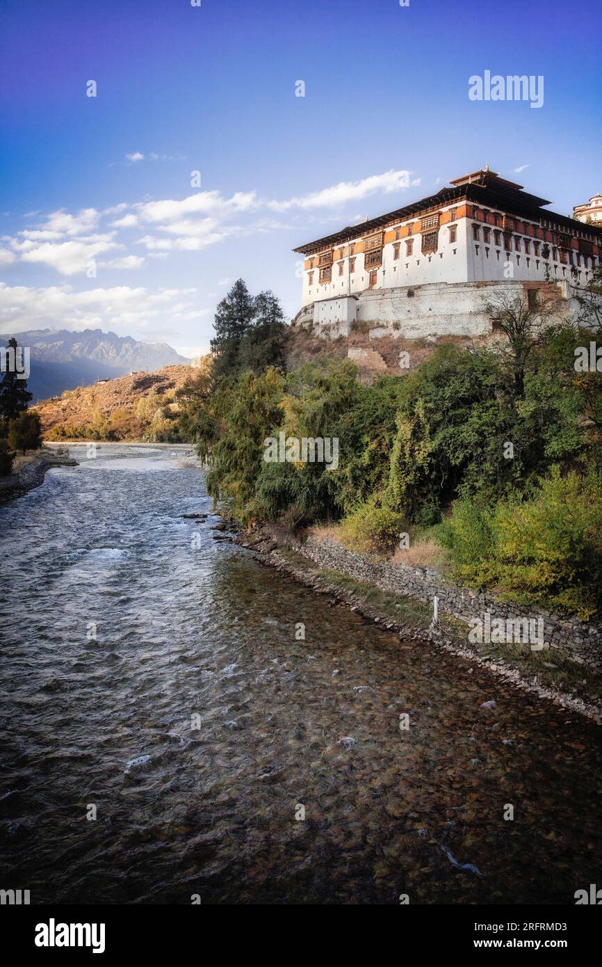 Le Paro Dzong (Rinpung Dzong) dans les contreforts de l'Himalaya dans l'ouest du Bhoutan. Banque D'Images