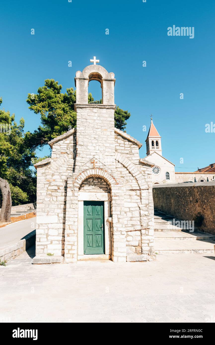 St Ivan et la chapelle Teodor dans le monastère dominicain dans la ville de bol sur l'île de Brac, Croatie. Banque D'Images