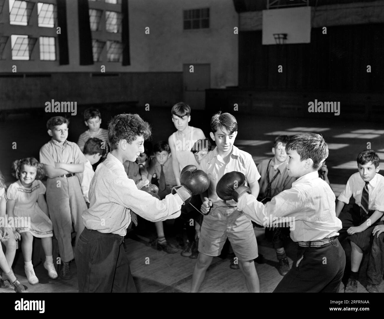 Boys Boxing match dans le gymnase du centre communautaire, Red Hook, Brooklyn, New York City, New York, États-Unis, Arthur Rothstein, États-Unis Office of War information, juin 1942 Banque D'Images