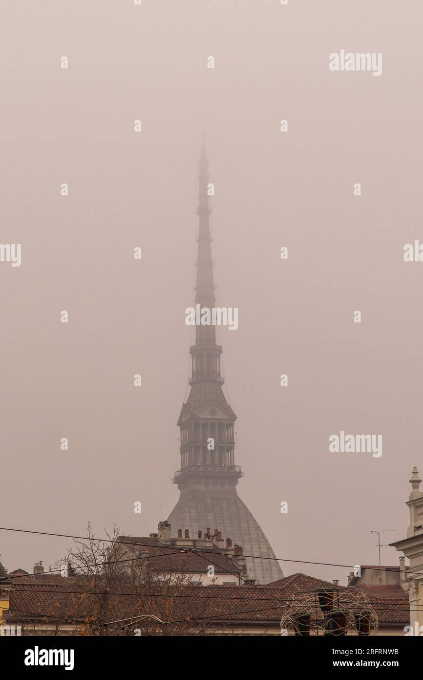 Dôme et flèche de la Mole Antonelliana enveloppé de brouillard, construit entre 1863 et 1889, 166 mètres de haut, symbole de la ville de Turin, Piémont, Italie Banque D'Images