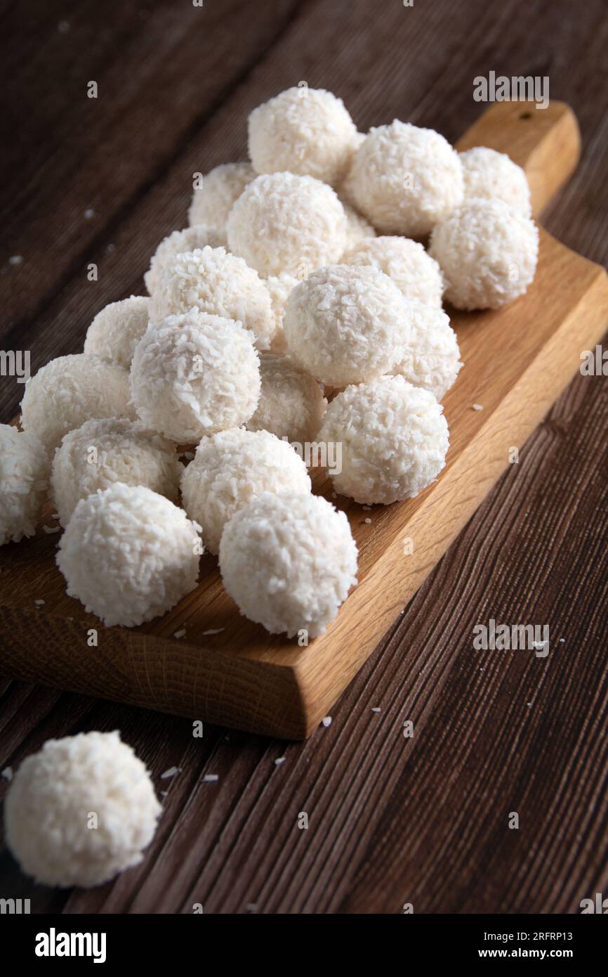 Bonbons À La Noix De Coco Sur Une Planche De Bois. Belles Boules