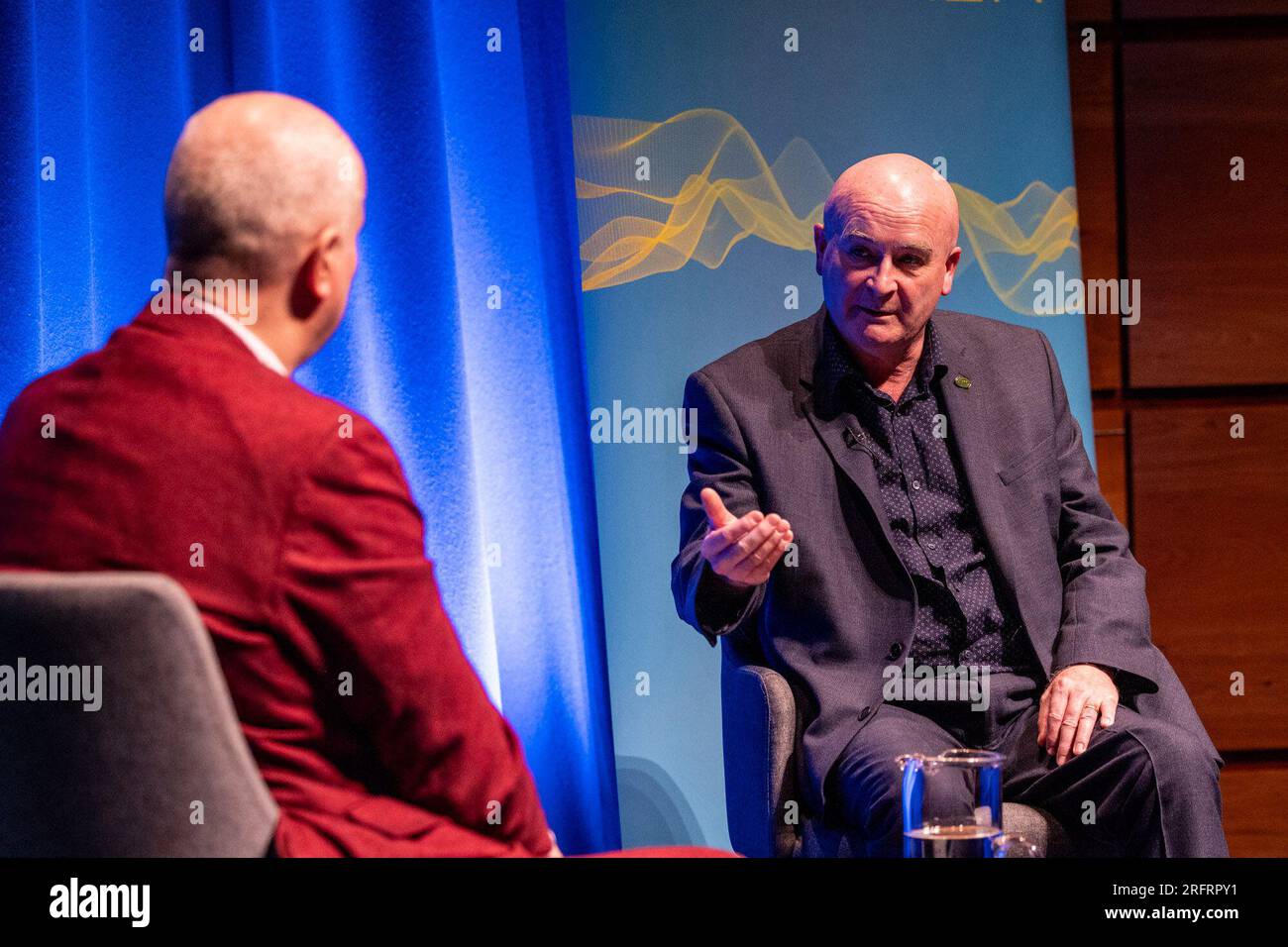 Edimbourg, Royaume-Uni. 05 août 2023 photo : Mick Lynch, le secrétaire général du RMT (Union nationale des travailleurs du rail, de la mer et des transports) en conversation avec le présentateur de LBC Iain Dale au Edinburgh Fringe. Au cours de l’interview, Mick Lynch a déclaré : «les ministres conservateurs ne sont pas des capitaines d’industrie, ils ne sont que des chanteurs».crédit : Rich Dyson/Alamy Live News Banque D'Images