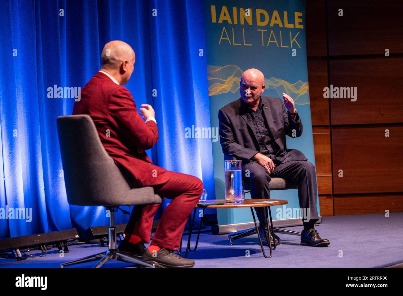Edimbourg, Royaume-Uni. 05 août 2023 photo : Mick Lynch, le secrétaire général du RMT (Union nationale des travailleurs du rail, de la mer et des transports) en conversation avec le présentateur de LBC Iain Dale au Edinburgh Fringe. Au cours de l’interview, Mick Lynch a déclaré : «les ministres conservateurs ne sont pas des capitaines d’industrie, ils ne sont que des chanteurs».crédit : Rich Dyson/Alamy Live News Banque D'Images