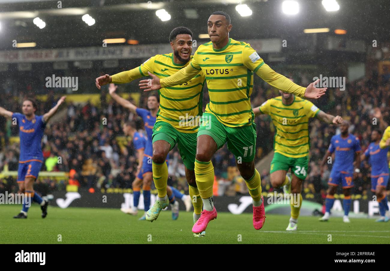 Adam Idah (à droite) de Norwich City célèbre après avoir marqué le deuxième but de son équipe lors du Sky Bet Championship Match à Carrow Road, Norwich. Date de la photo : Samedi 5 août 2023. Banque D'Images