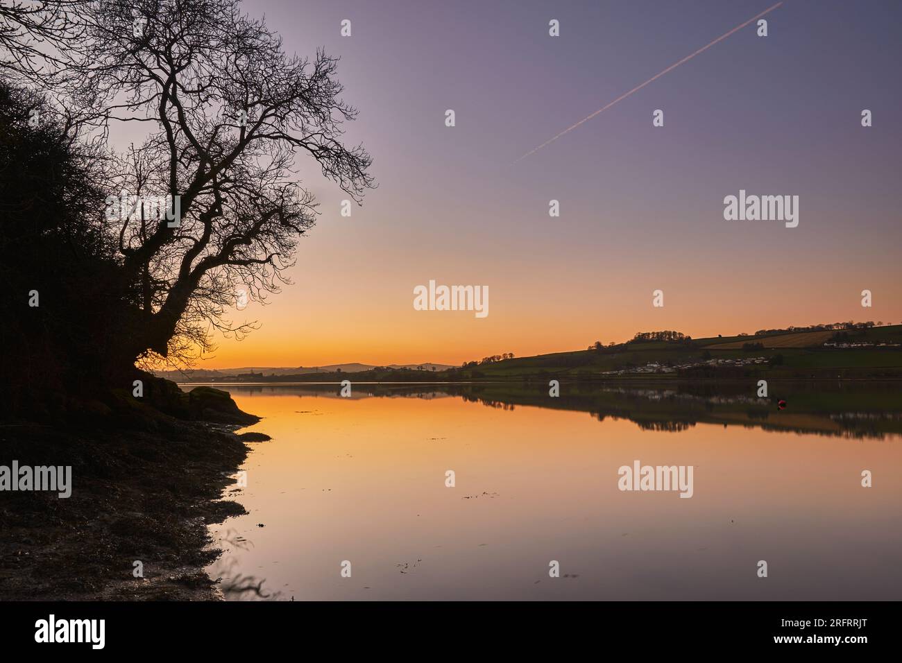 Un crépuscule hivernal sur un estuaire calme et réfléchissant, sur la rivière Teign, près de Newton Abbot, Devon, Grande-Bretagne. Banque D'Images