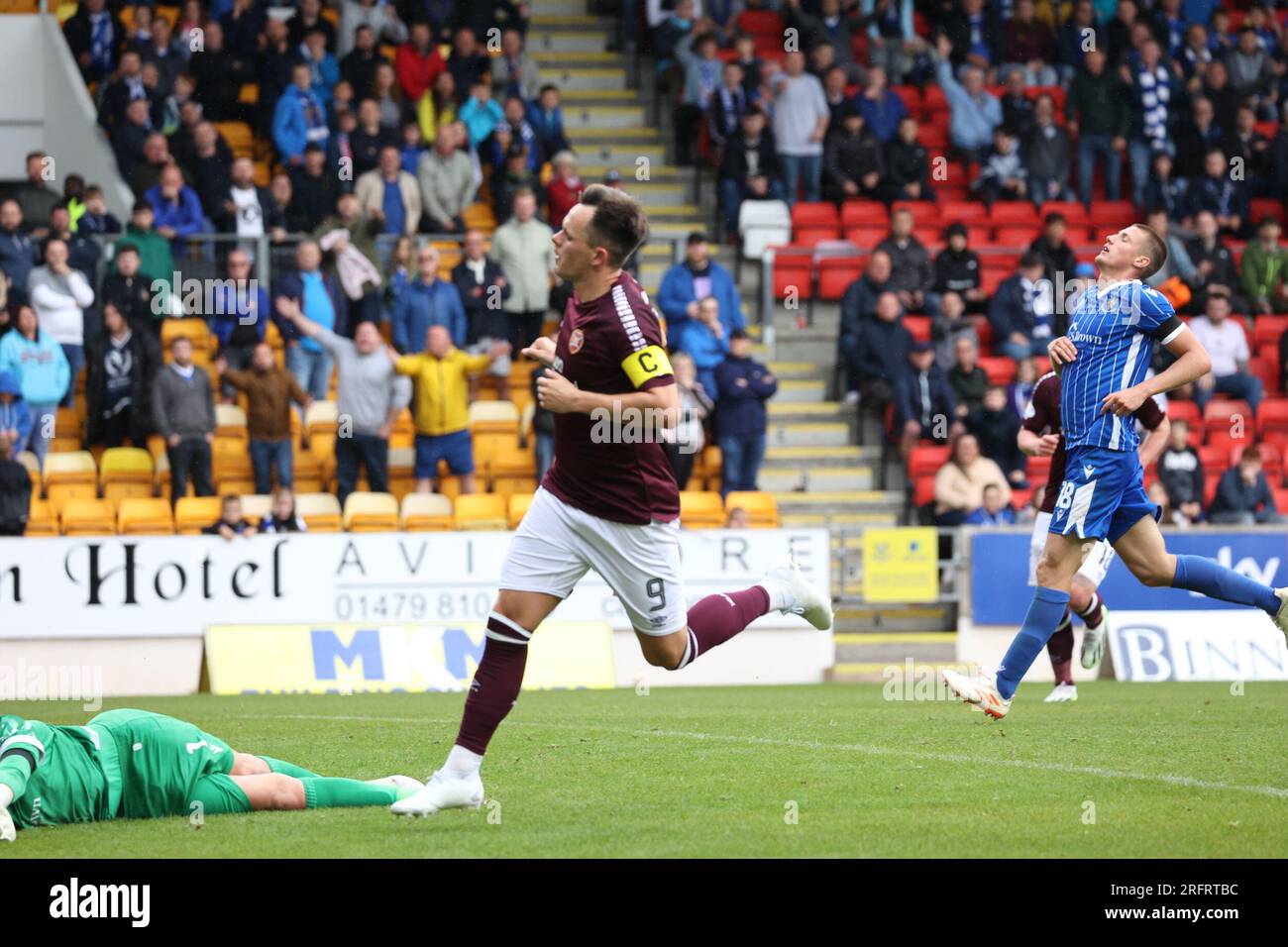 Edimbourg, Royaume-Uni. 05 août 2023. McDiairmid Park. Perth. Écosse. St Johnstone v Hearts. 5 août 2023. Pendant le match Cinch Premiership entre St Johnstone et Hearts Hearts, Lawrence Shankland célèbre le but de la seconde moitié des Hearts (crédit photo : David Mollison/Alamy Live News Banque D'Images