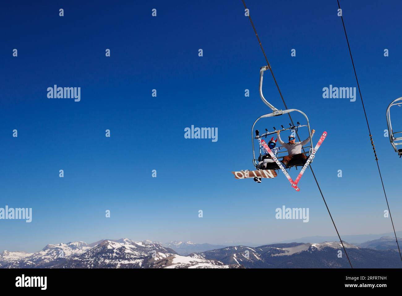 Mammoth Lakes, Californie. 4 juillet 2023. Les gens qui aiment les sports de neige à Mammoth Mountain ski Resort par une journée claire d'été. Banque D'Images