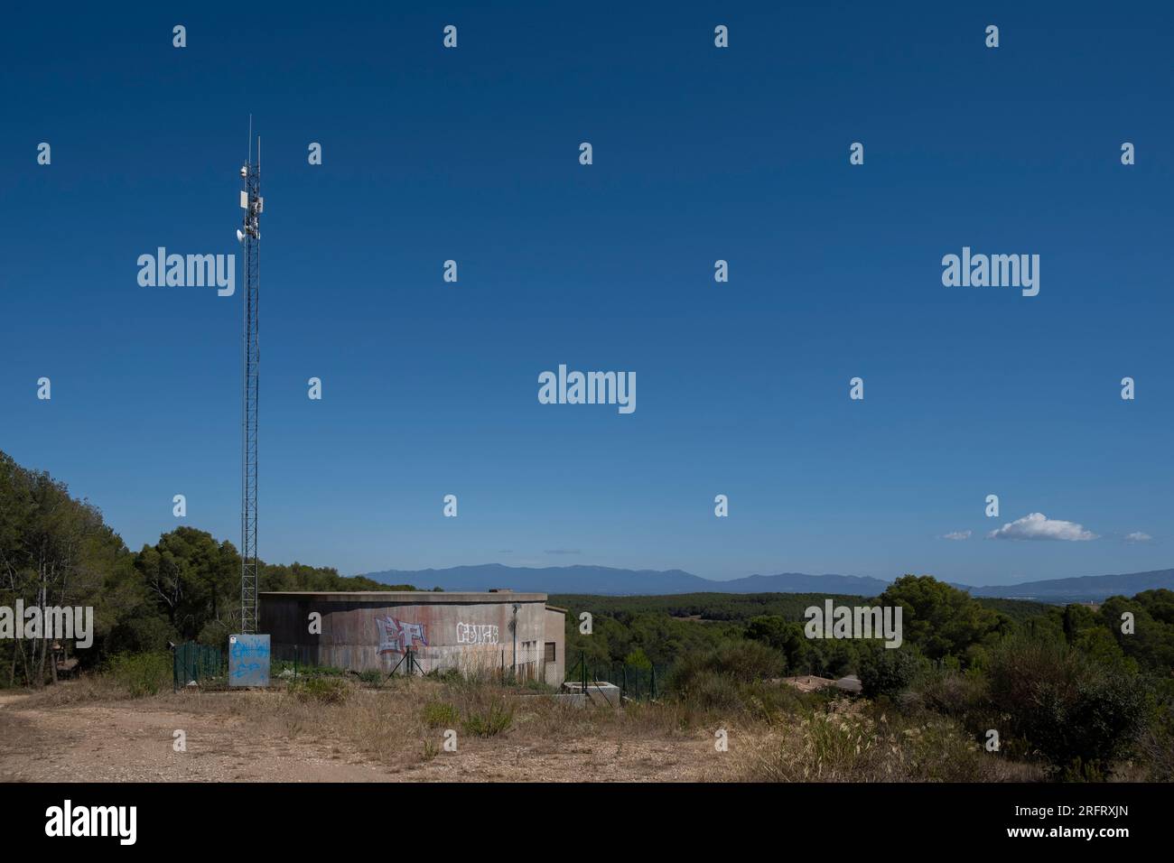 Un grand réservoir d'eau est visible en haut du point de vue de Valldaviá. 42 municipalités catalanes sont au niveau 3 de risque d'incendie élevé selon le Plan Alpha de la Generalitat de Catalogne. Banque D'Images